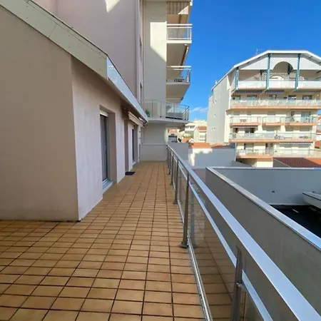 Apartament With Terrace Near The Of
